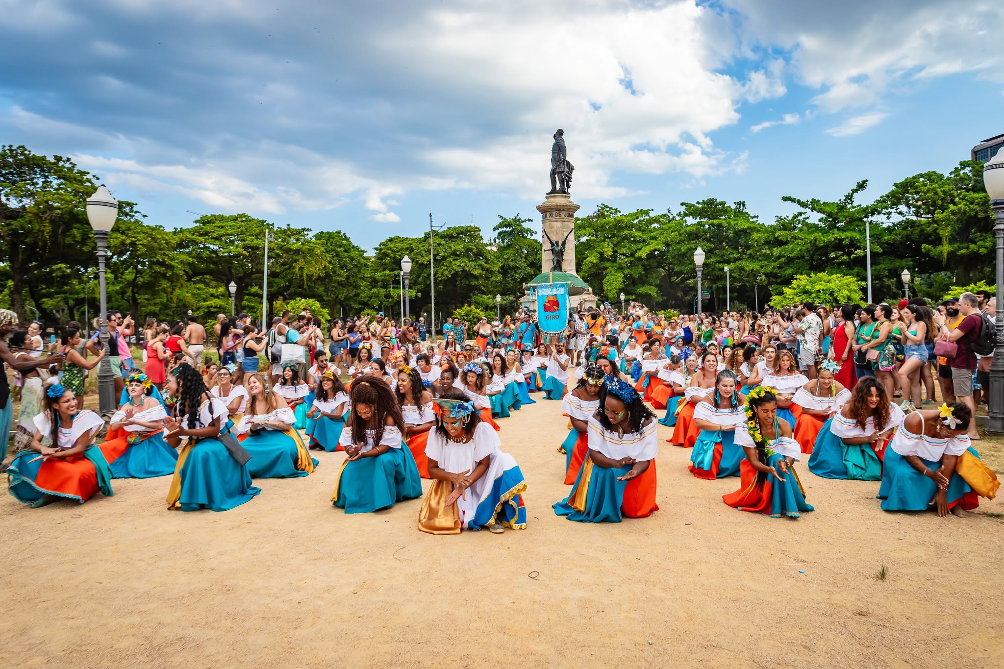 Cortejo do Girô — grupo em roda com trajes coloridos